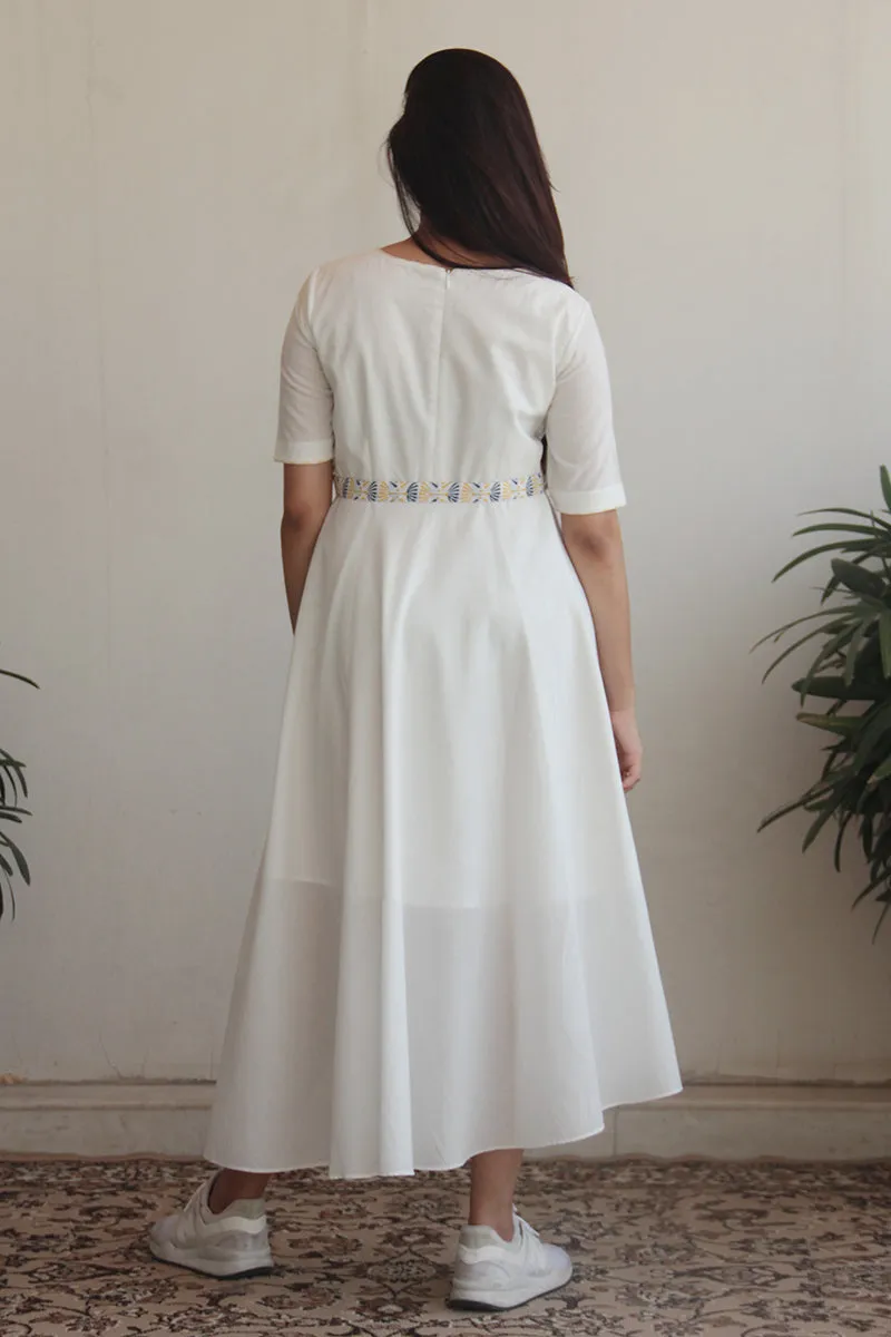 Asymmetric hem full flared cotton dress in White with a printed belt