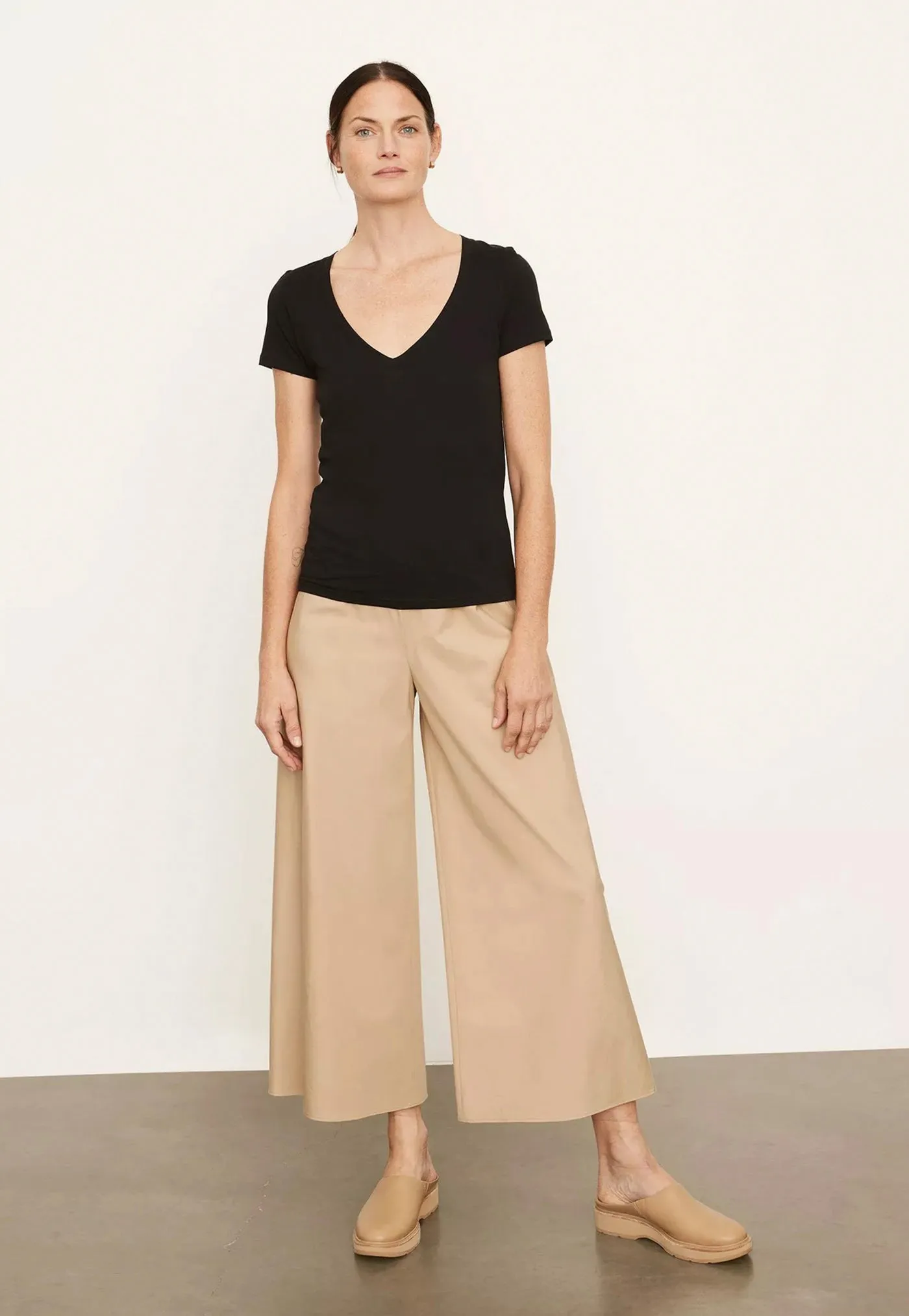 Essential V-Neck - Black