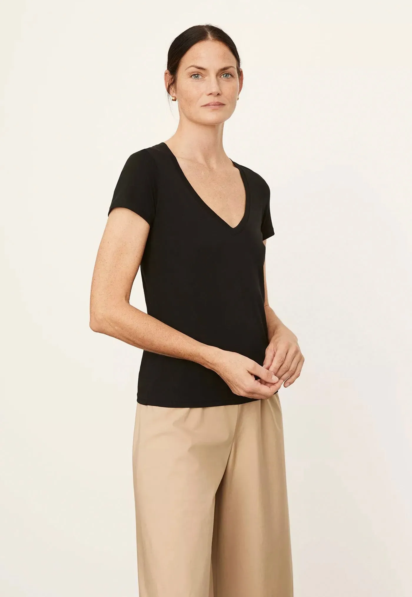 Essential V-Neck - Black