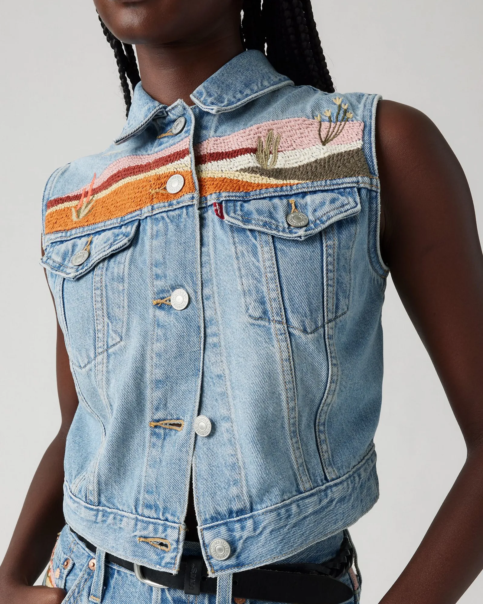 Levi's® Womens Embroidered XS Trucker Vest - Desert Utopia
